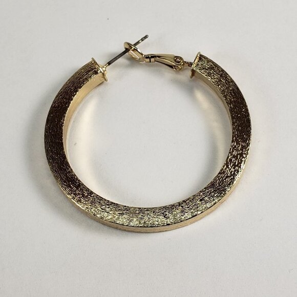 Women's Textured Gold tone Chunky Hoop Hinged Leverback Latch Earrings, 1.5-inch - Picture 3 of 7